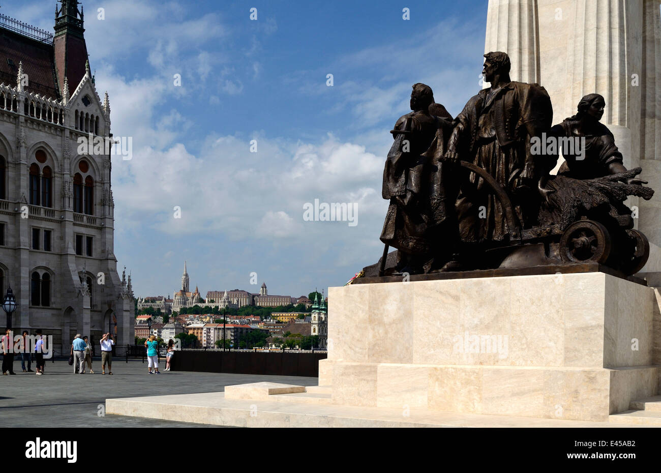 Ungheria Budapest rinnovato Kossuth Lajos Square Conte Tisza Istvan statua Foto Stock