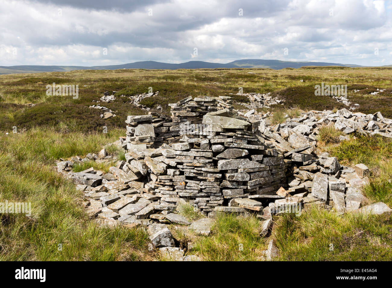 Rifugio di pietra vicino alla cima della collina di visualizzazione con la croce è diminuito e la connessione DUN Fells dietro, Herdship cadde, Teesdale County Durham Regno Unito Foto Stock