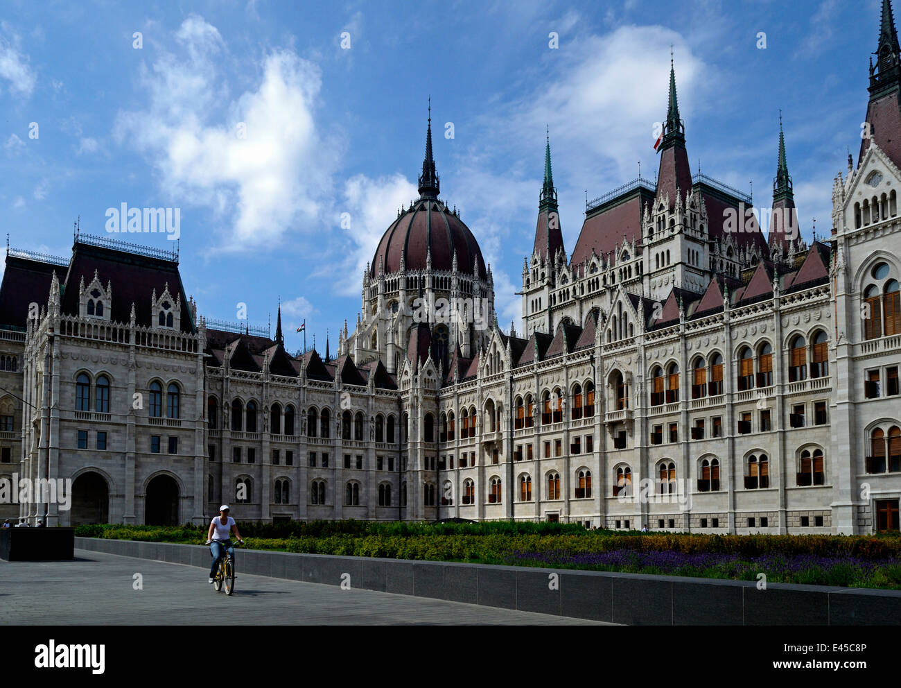 Ungheria Budapest Il Parlamento ungherese e rinnovato Kossuth Lajos Square Foto Stock