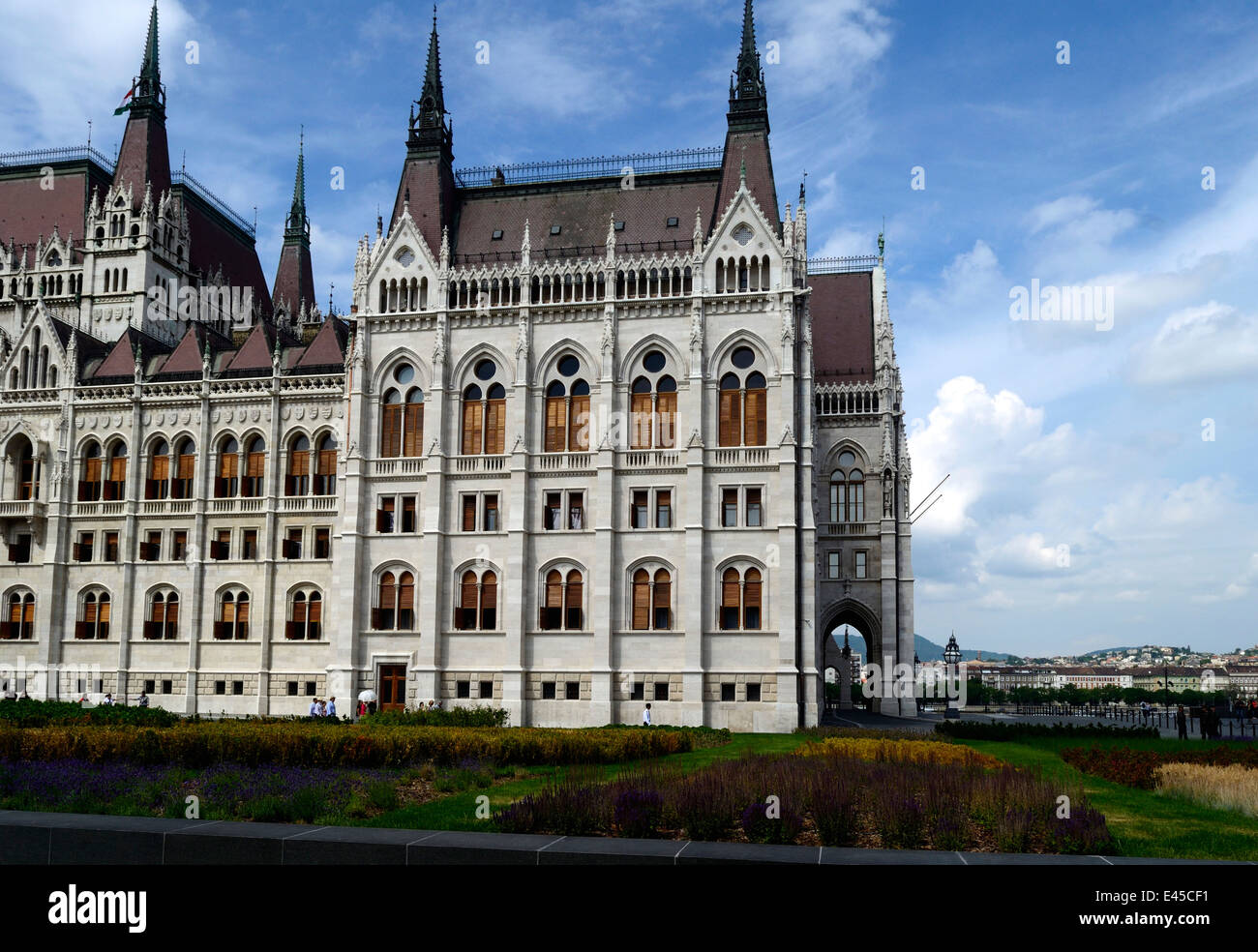 Ungheria Budapest Il Parlamento ungherese e rinnovato Kossuth Lajos Square Foto Stock