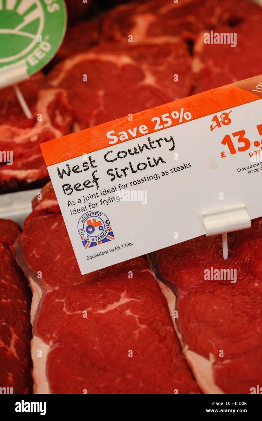 La carne per la vendita in un supermercato in Westcountry Foto Stock