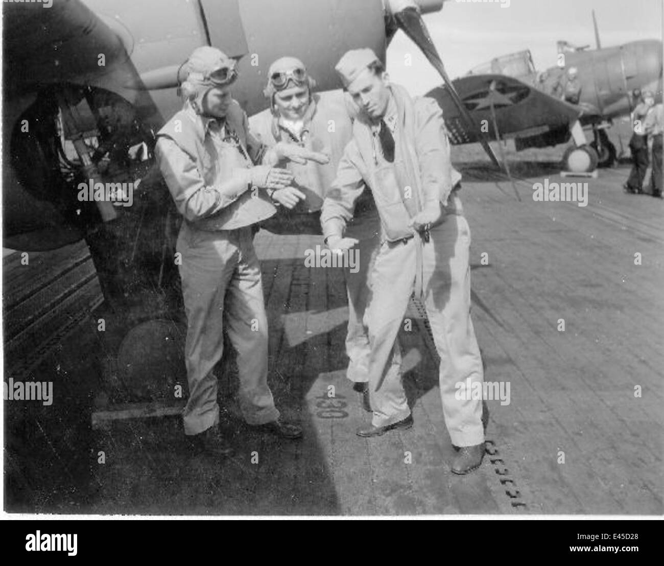 Una fotografia che mostra tre membri del VF-9, uno squadrone aereo con base a bordo della USS Yorktown (CV-43), che riflette il ruolo degli aviatori navali nelle operazioni militari durante la metà del XX secolo. Foto Stock