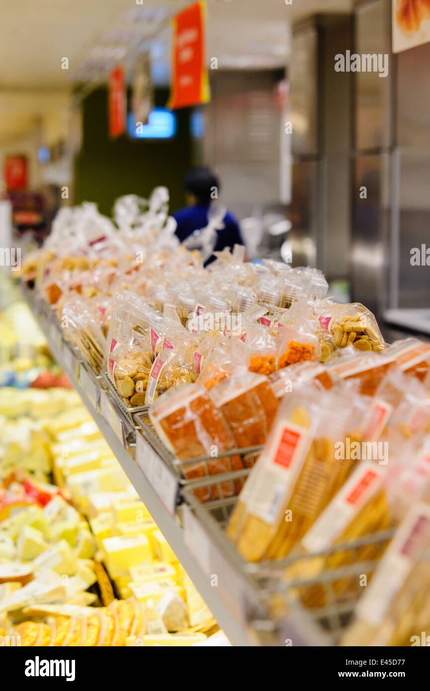 Contatore di delicatessen in un supermercato vendita di formaggi locali Foto Stock