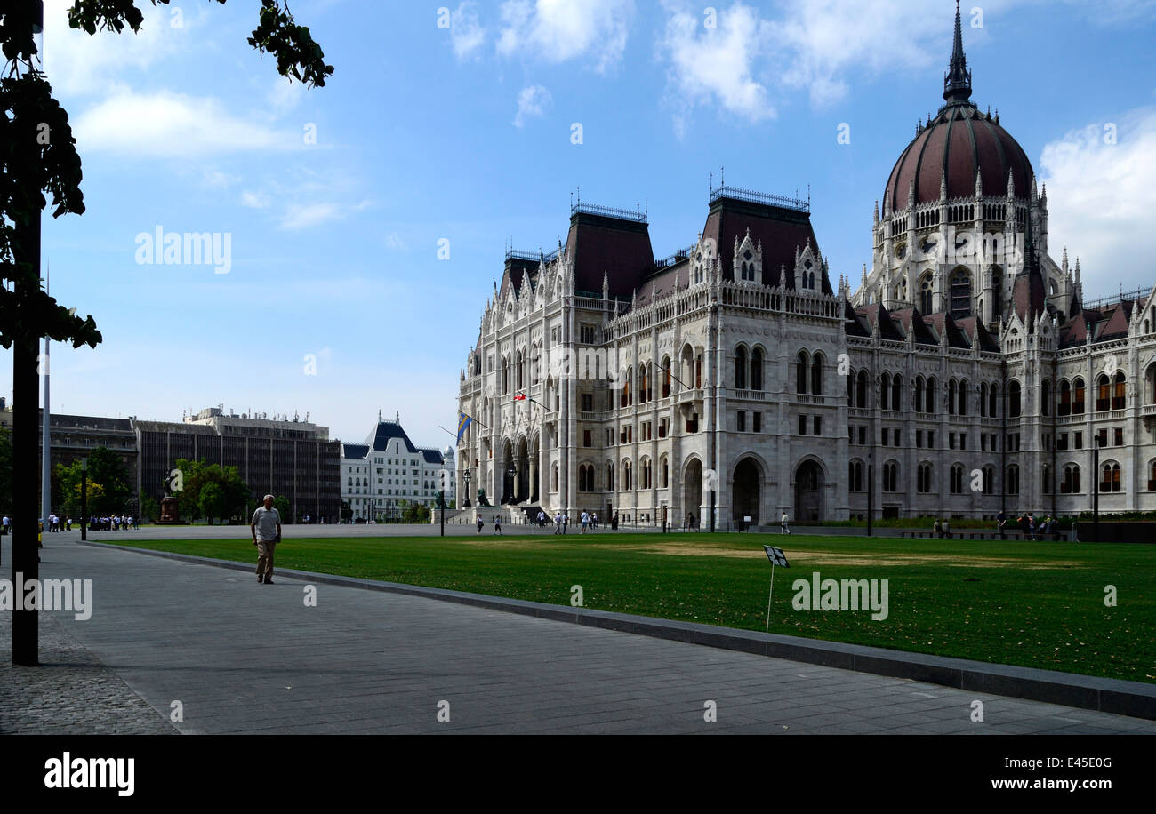 Ungheria Budapest Il Parlamento ungherese e rinnovato Kossuth Lajos Square Foto Stock