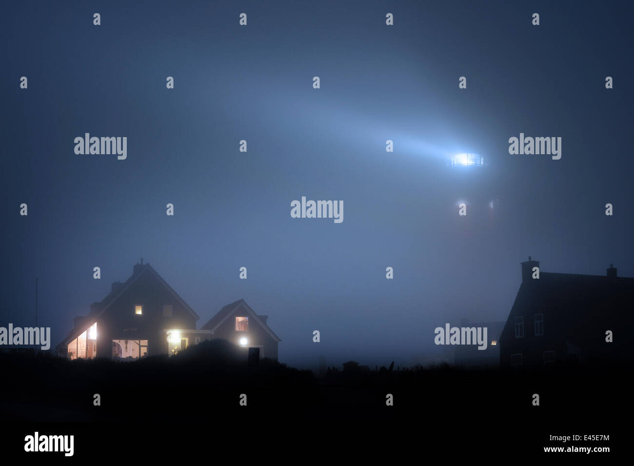 Il Cocksdorp faro splendente di notte nella nebbia fitta, Texel, Paesi Bassi, aprile 2009 Foto Stock