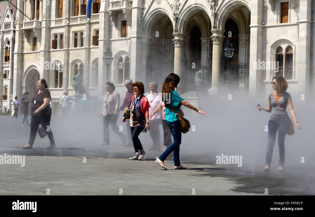 Ungheria Budapest Il Parlamento ungherese e rinnovato Kossuth Lajos Square Foto Stock