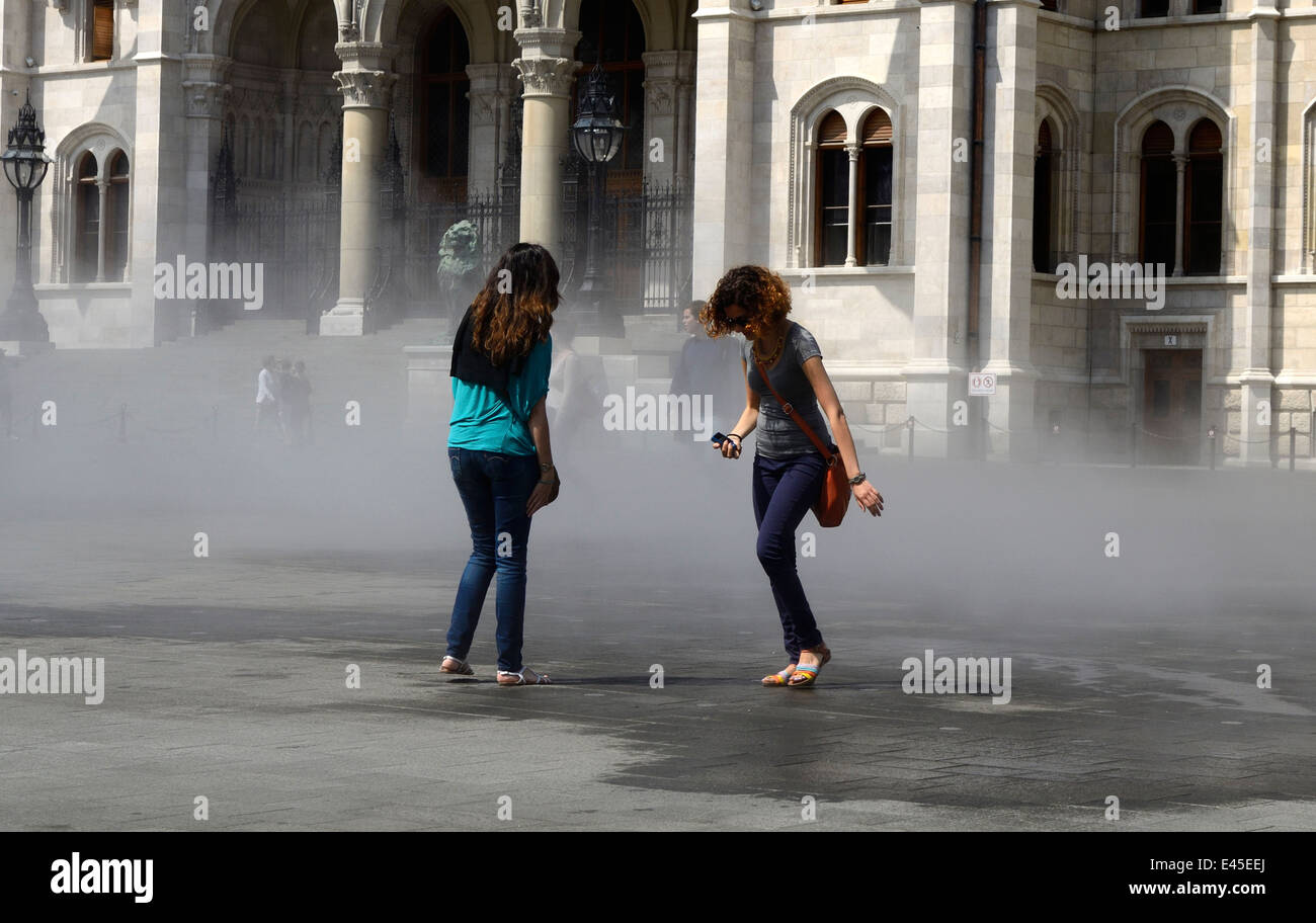 Ungheria Budapest Il Parlamento ungherese e rinnovato Kossuth Lajos Square street scene Foto Stock