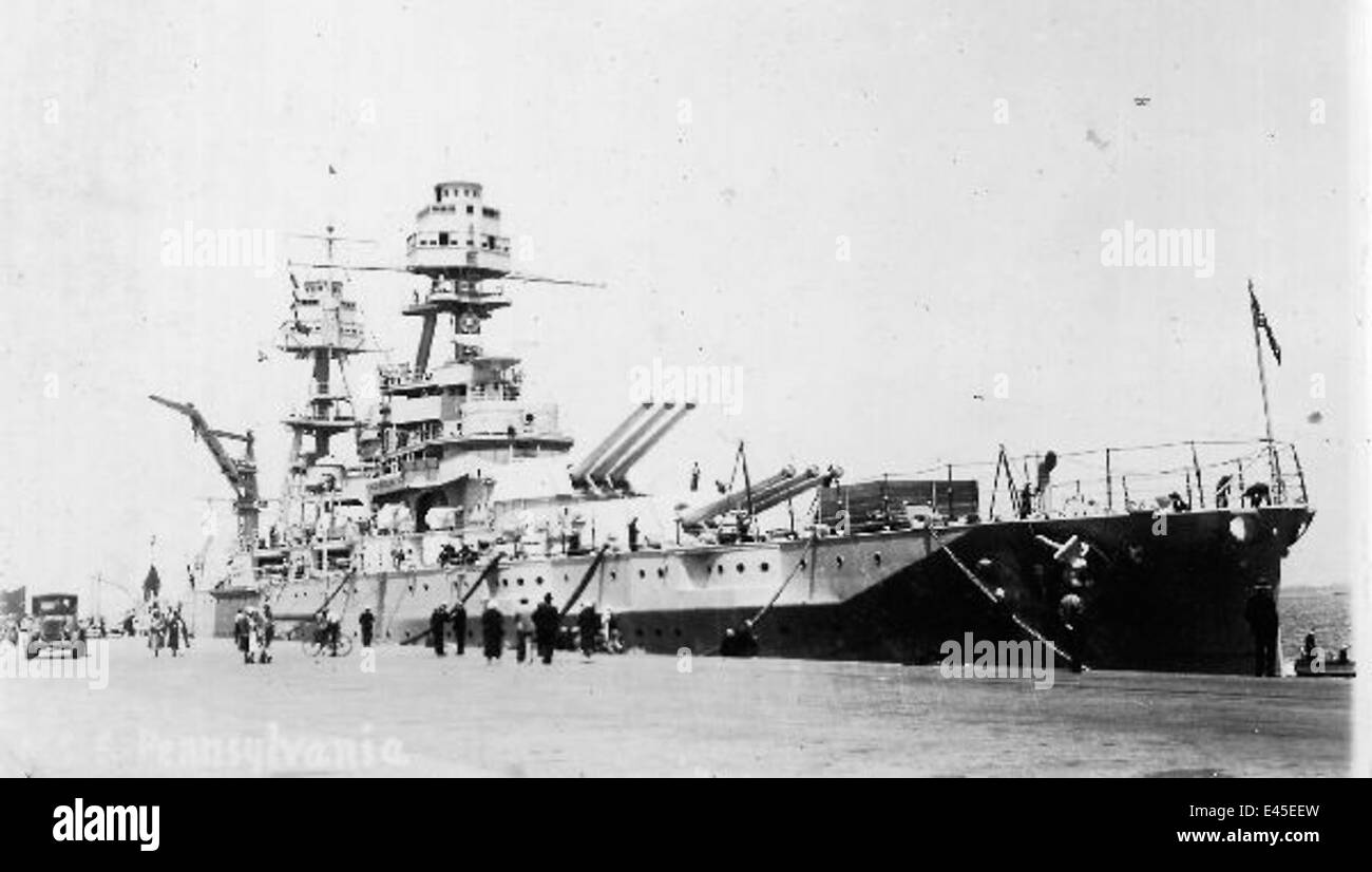 La USS Pennsylvania (BB-38), una corazzata di classe Pennsylvania, è mostrata in questa immagine. Entrato in servizio nel 1916, servì come parte della United States Navy durante la seconda guerra mondiale, partecipando a battaglie navali chiave e fornendo supporto di fuoco per varie operazioni. Foto Stock