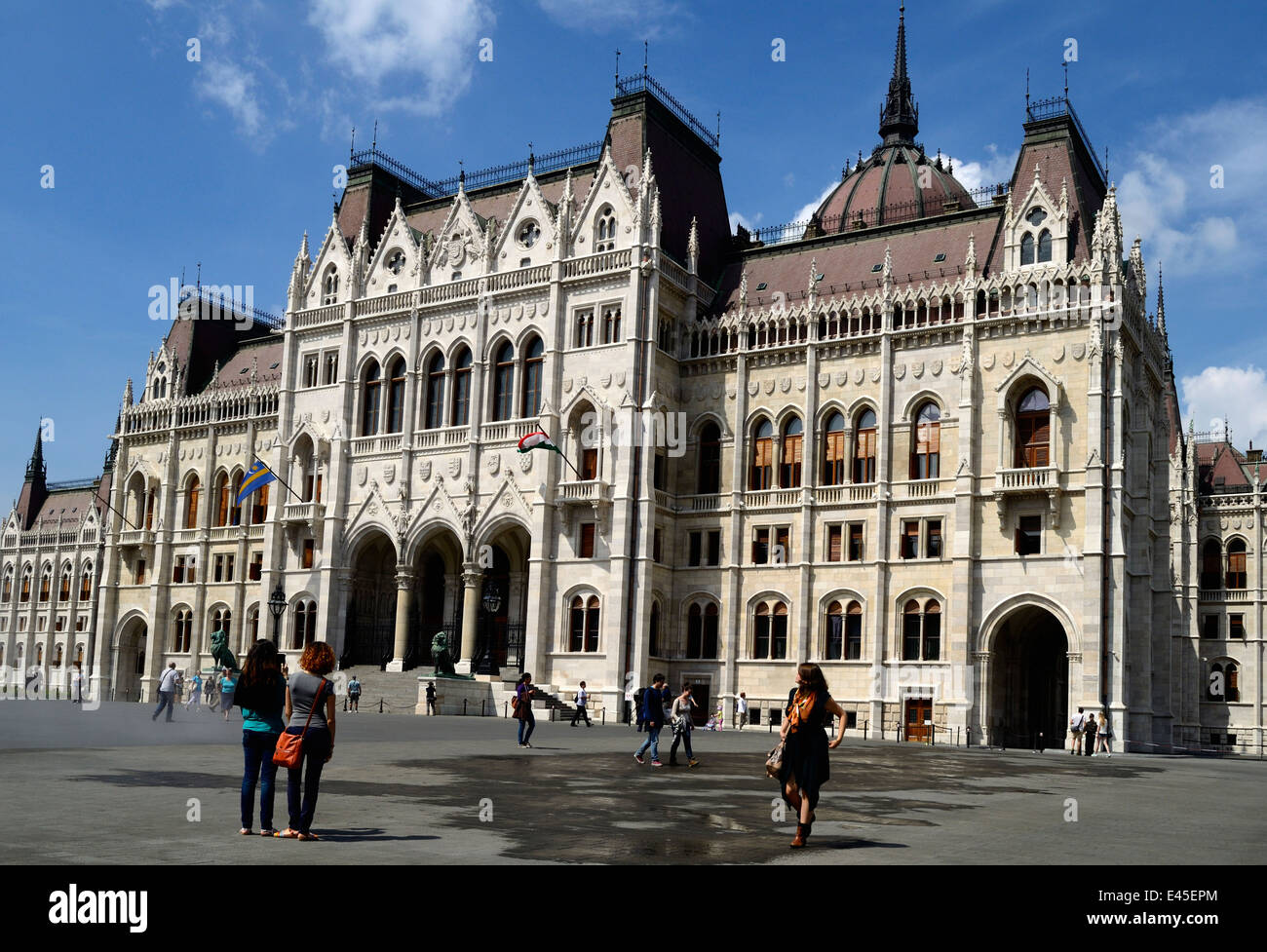 Ungheria Budapest Il Parlamento ungherese e rinnovato Kossuth Lajos Square Foto Stock
