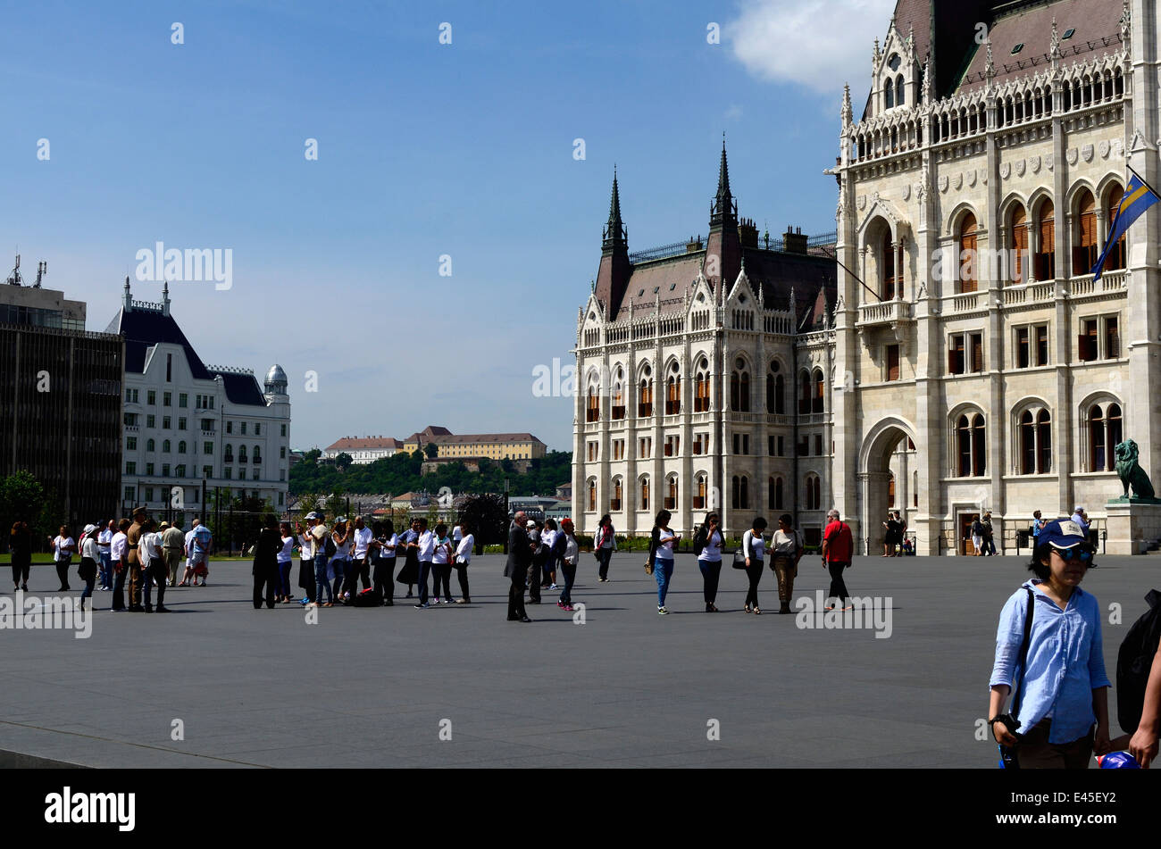 Ungheria Budapest Il Parlamento ungherese e rinnovato Kossuth Lajos Square Foto Stock