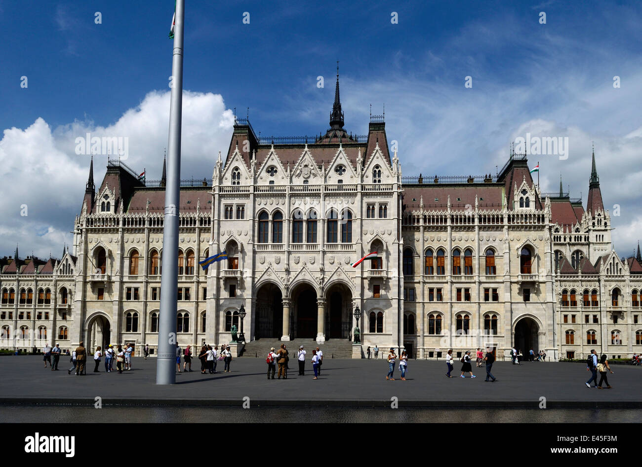 Ungheria Budapest Il Parlamento ungherese e rinnovato Kossuth Lajos Square Foto Stock
