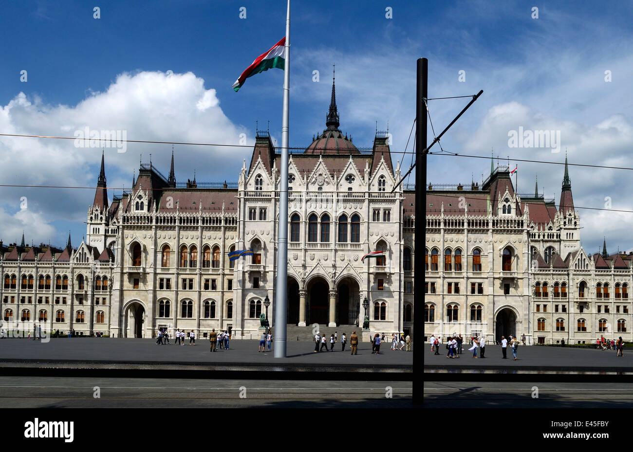 Ungheria Budapest Il Parlamento ungherese e rinnovato Kossuth Lajos Square Foto Stock