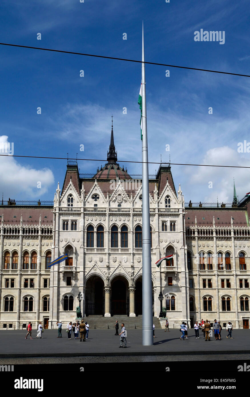 Ungheria Budapest Il Parlamento ungherese e rinnovato Kossuth Lajos Square Foto Stock