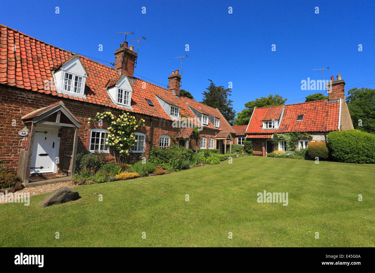 Villette sul villaggio verde a Heacham, Norfolk, Inghilterra, Regno Unito. Foto Stock