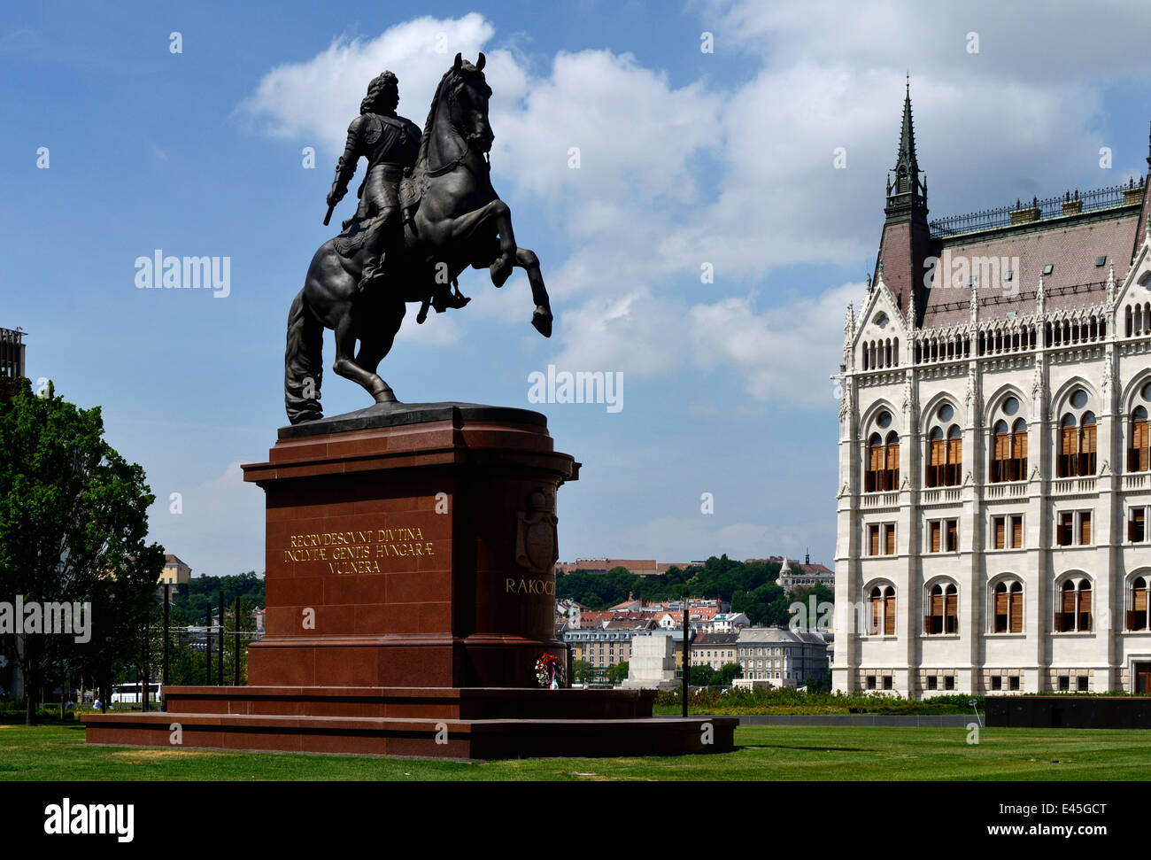 Ungheria Budapest la rinnovata Kossuth Lajos piazza la statua equestre di II Rakoczi Ferenc Foto Stock