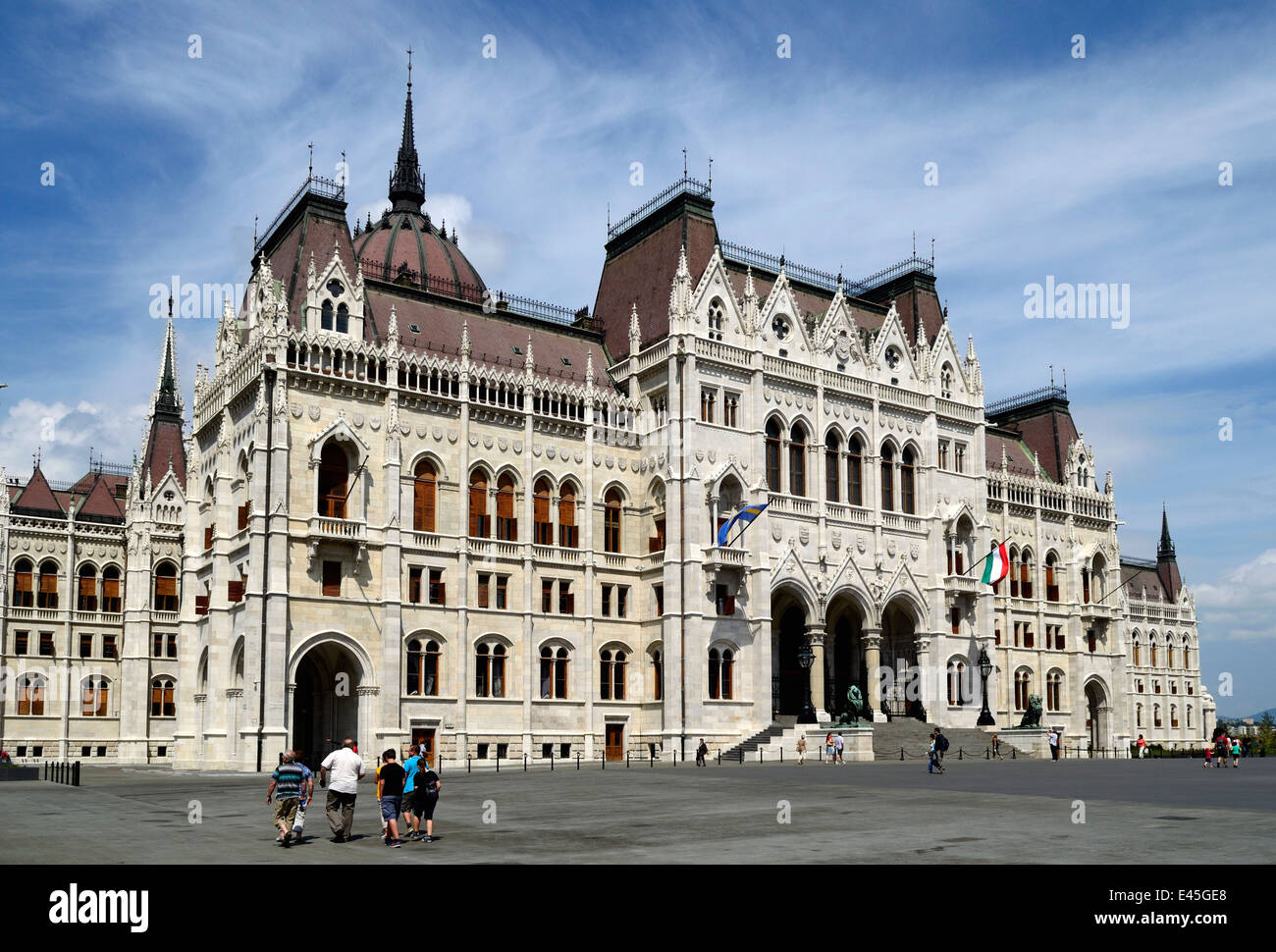Ungheria Budapest Il Parlamento ungherese e rinnovato Kossuth Lajos Square Foto Stock