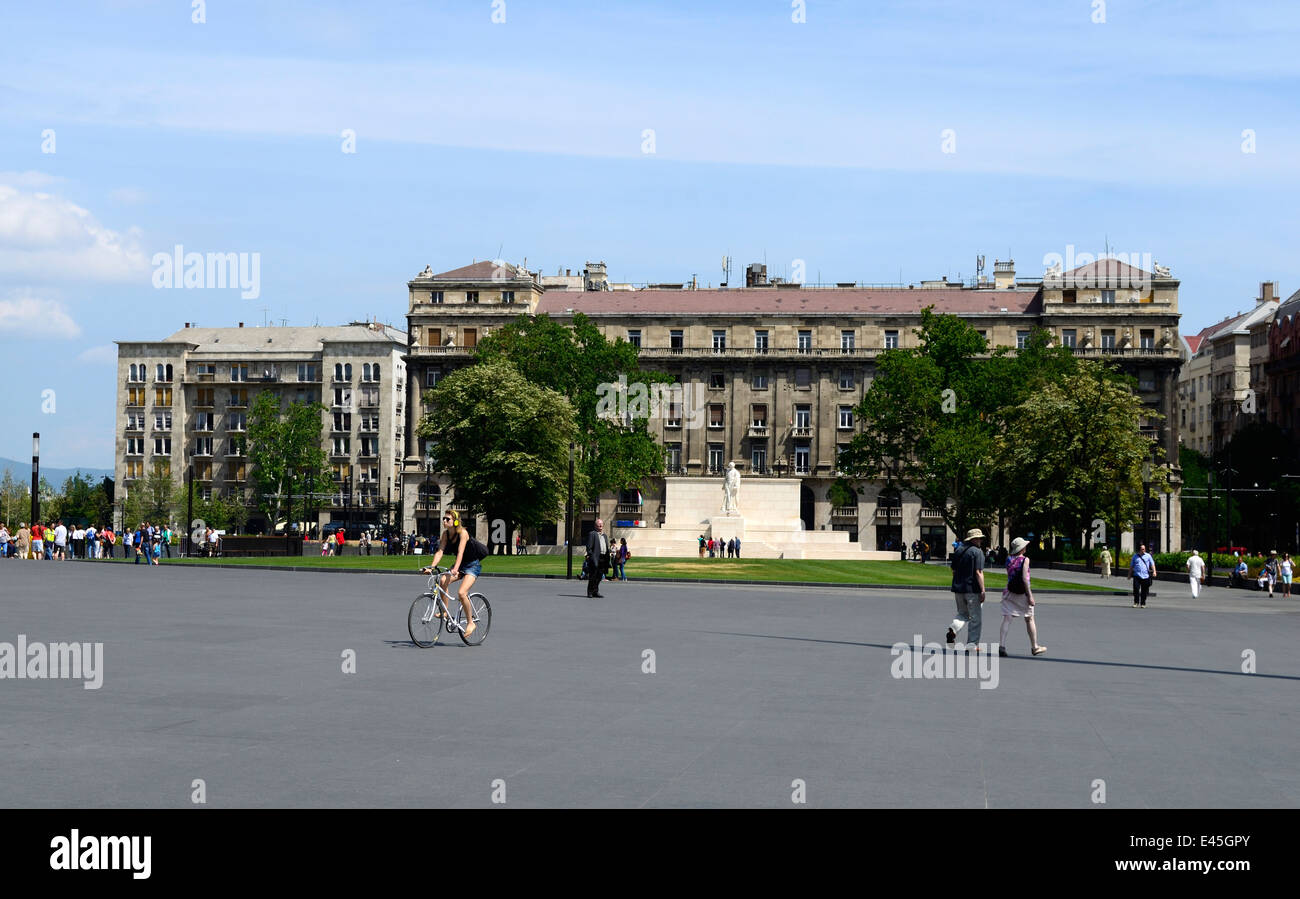 Ungheria Budapest rinnovato Kossuth Lajos edifici quadrati e Kossuth Lajos memorial in background Foto Stock