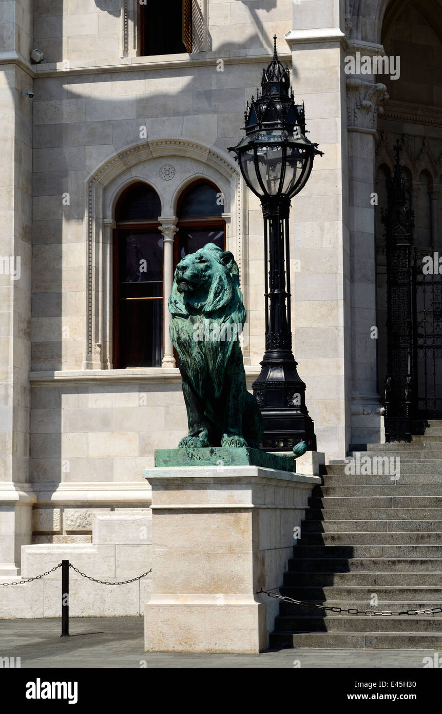 Ungheria Budapest Il Parlamento ungherese edificio con una statua di Lion su entrambi i lati dell'entrata principale Foto Stock