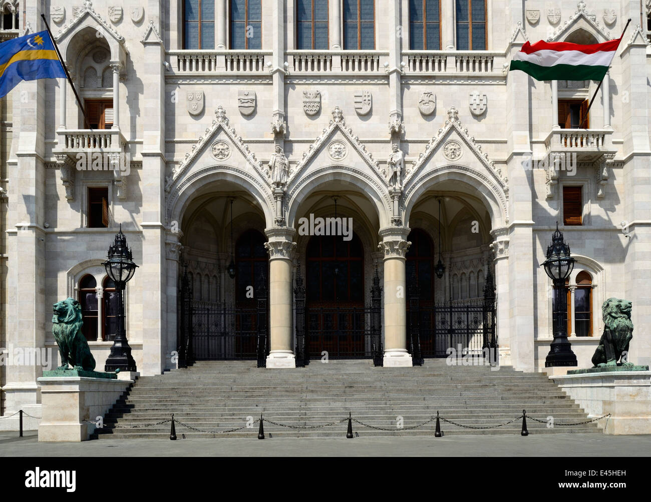 Ungheria Budapest Il Parlamento ungherese edificio con una statua di Lion su entrambi i lati dell'entrata principale Foto Stock