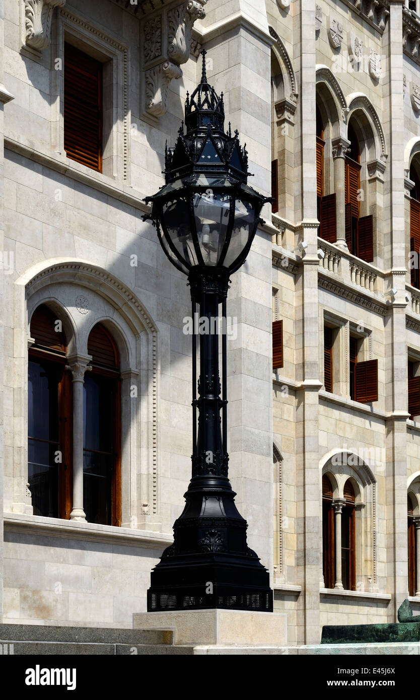 Ungheria Budapest Il Parlamento ungherese al rinnovato Kossuth Lajos Square dettaglio candelabri Foto Stock