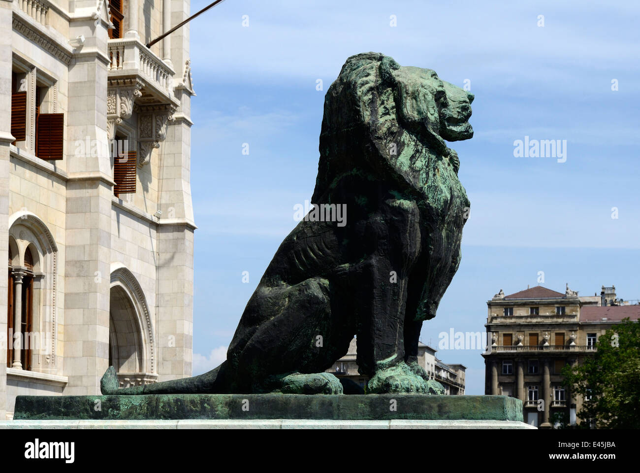 Ungheria Budapest Il Parlamento ungherese edificio con una statua di Lion su entrambi i lati dell'entrata principale Foto Stock
