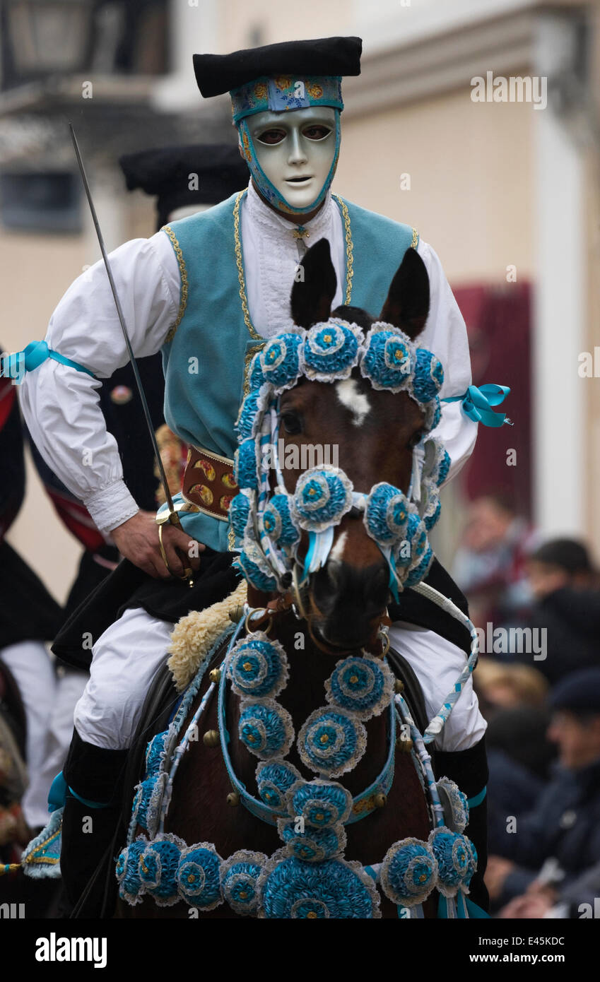 Ritratto di un Cavaliere mascherato a cavallo (Equus caballus) dal Gremio di falegnami parate prima dell' inizio della 'Sartiglia' (la corsa alla stella) in Oristano, Sardegna, Italia. Febbraio 2010 Foto Stock