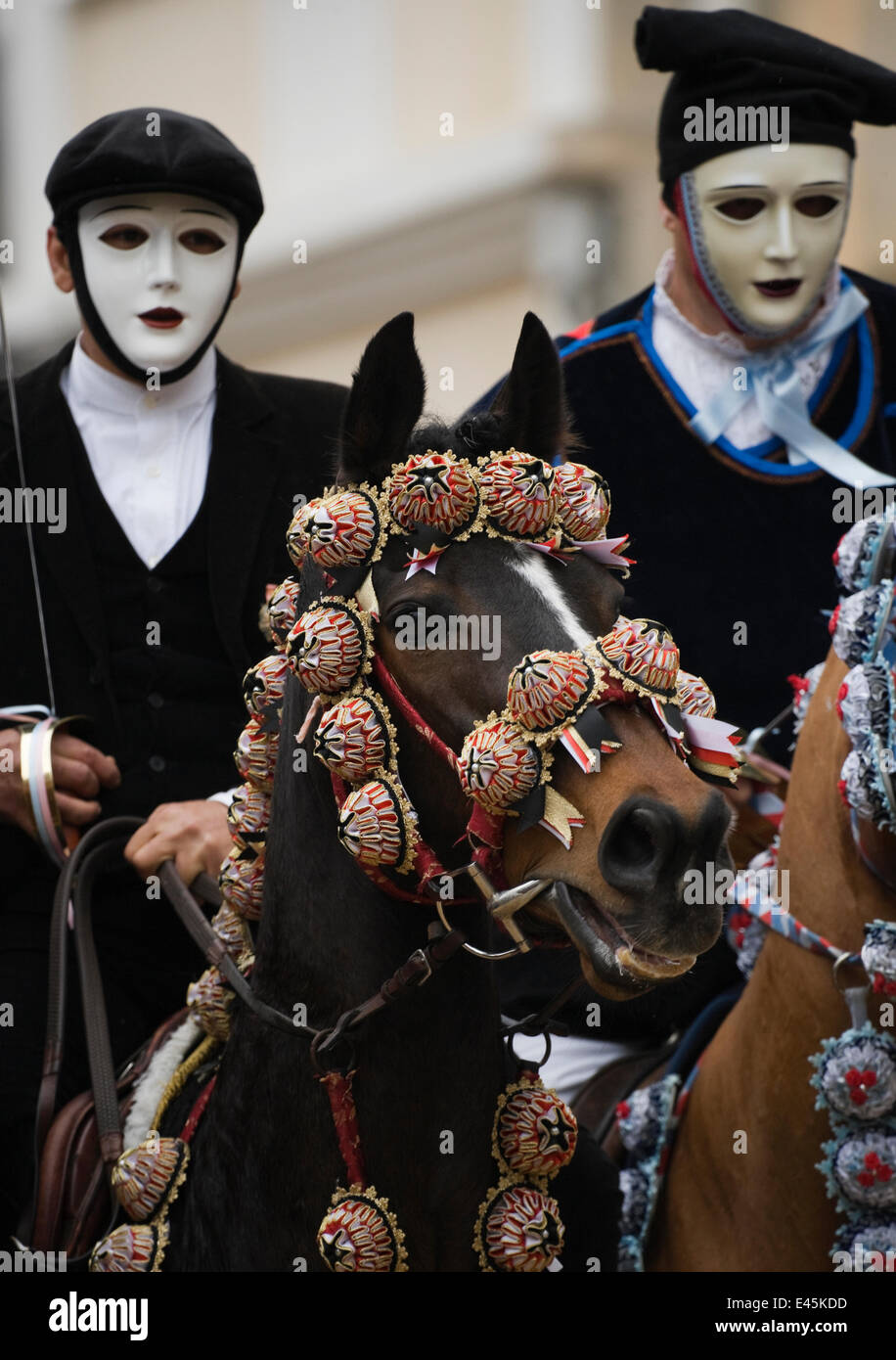 Due piloti su cavalli (Equus caballus) dal Gremio di Falegnamii, vestito in costume tradizionale sfilata prima dell' inizio della Sartiglia (la corsa alla stella) in Oristano, Sardegna, Italia. Febbraio 2010 Foto Stock