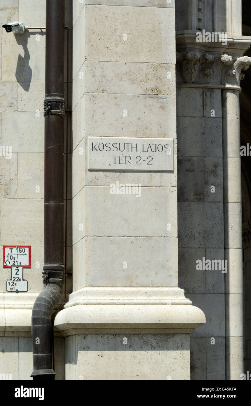 Ungheria Budapest Il Parlamento ungherese e rinnovato Kossuth Lajos Square Foto Stock