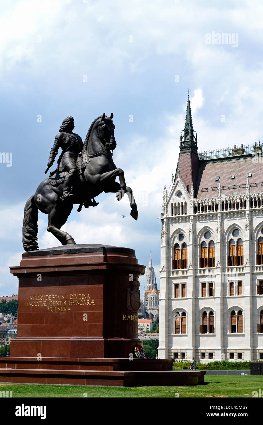 Ungheria Budapest la rinnovata Kossuth Lajos piazza la statua equestre di II Rakoczi Ferenc Foto Stock