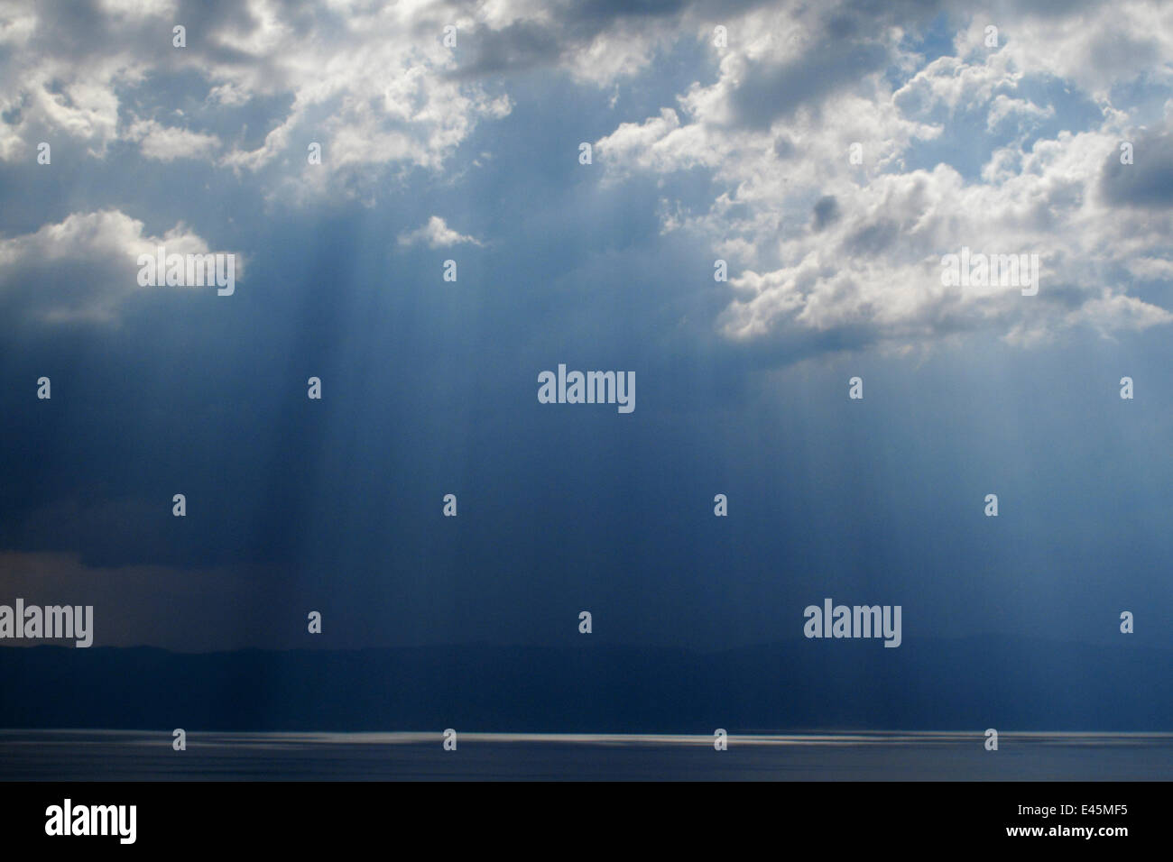 Raggio di luce che splende attraverso il tuono nuvole sopra il lago di Ohrid, Galicica National Park, Macedonia, Giugno 2009 Foto Stock