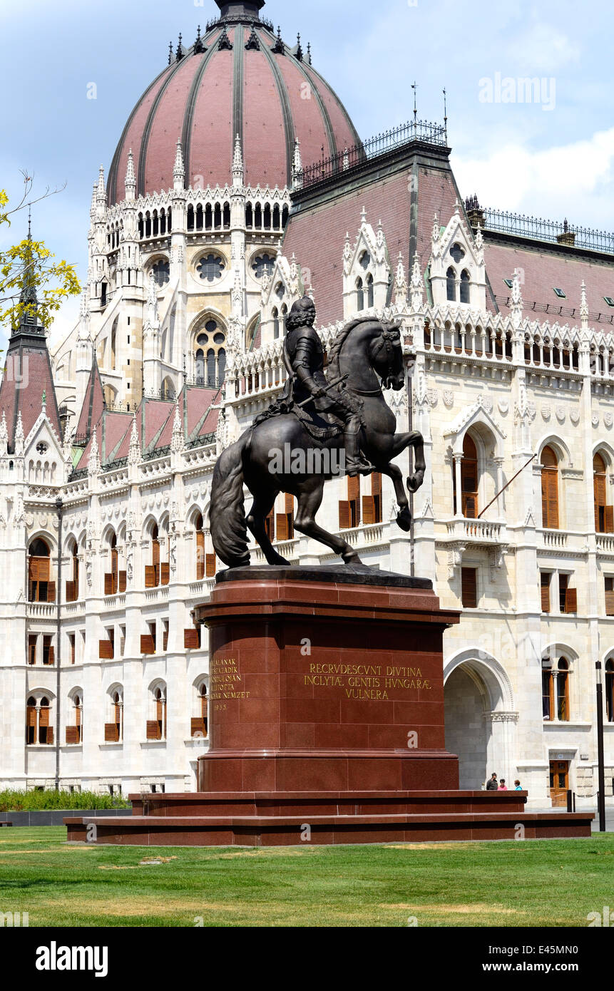 Ungheria Budapest la rinnovata Kossuth Lajos piazza la statua equestre di II Rakoczi Ferenc Foto Stock