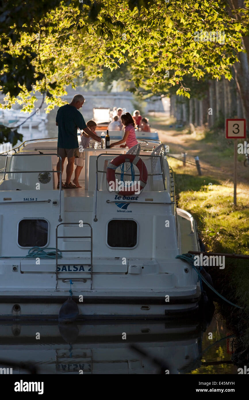 Crociera in famiglia sul Canal Du Midi vicino a Port de Bram, Francia meridionale. Luglio 2009. Modello di proprietà e rilasciato. Foto Stock