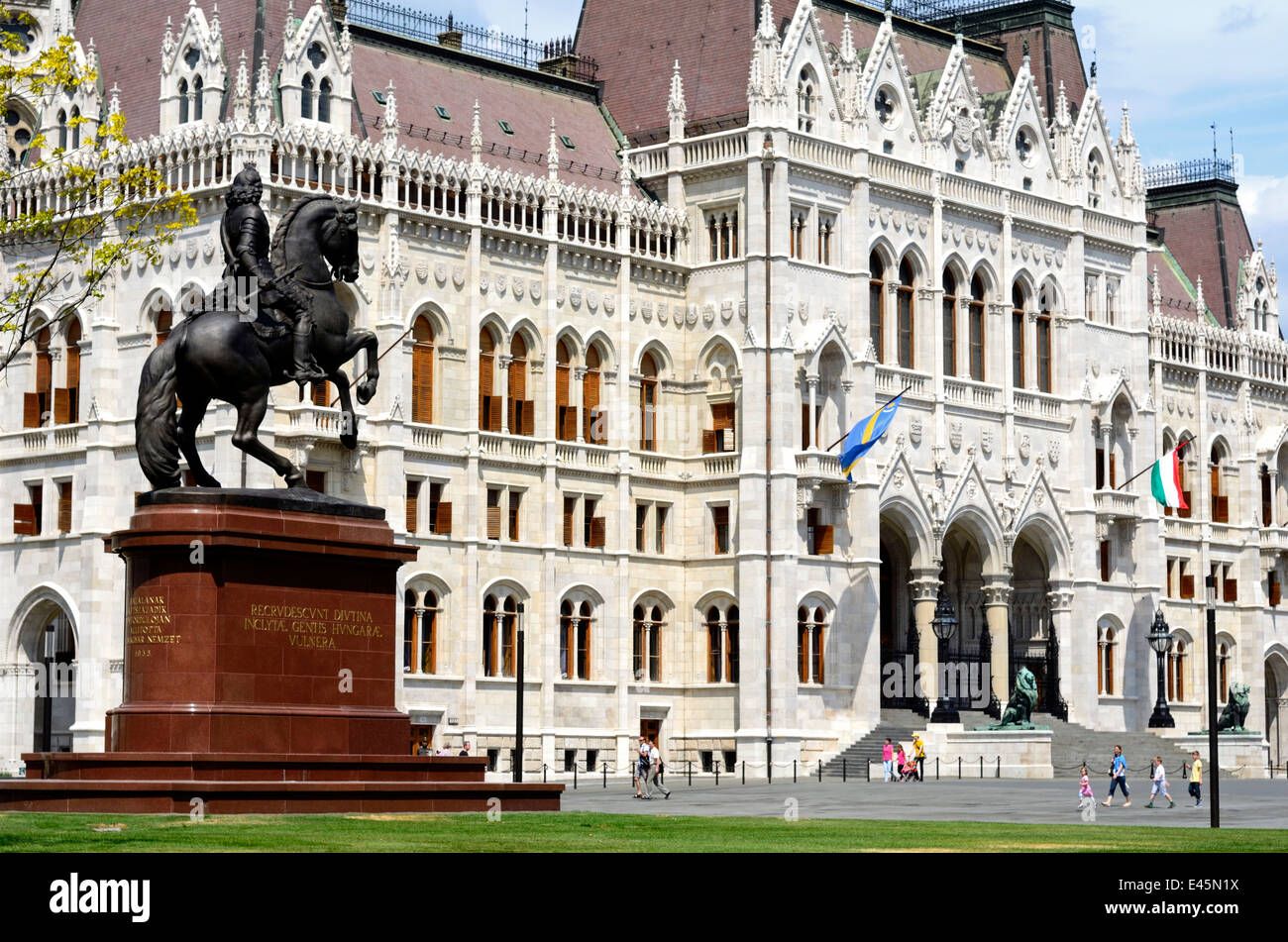 Ungheria Budapest la rinnovata Kossuth Lajos piazza la statua equestre di II Rakoczi Ferenc Foto Stock