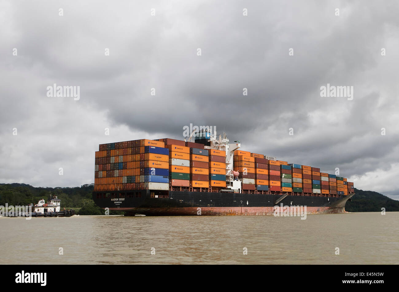 Contenitore freighter viaggia attraverso il canale di Panama, Panama, Novembre 2008 Foto Stock
