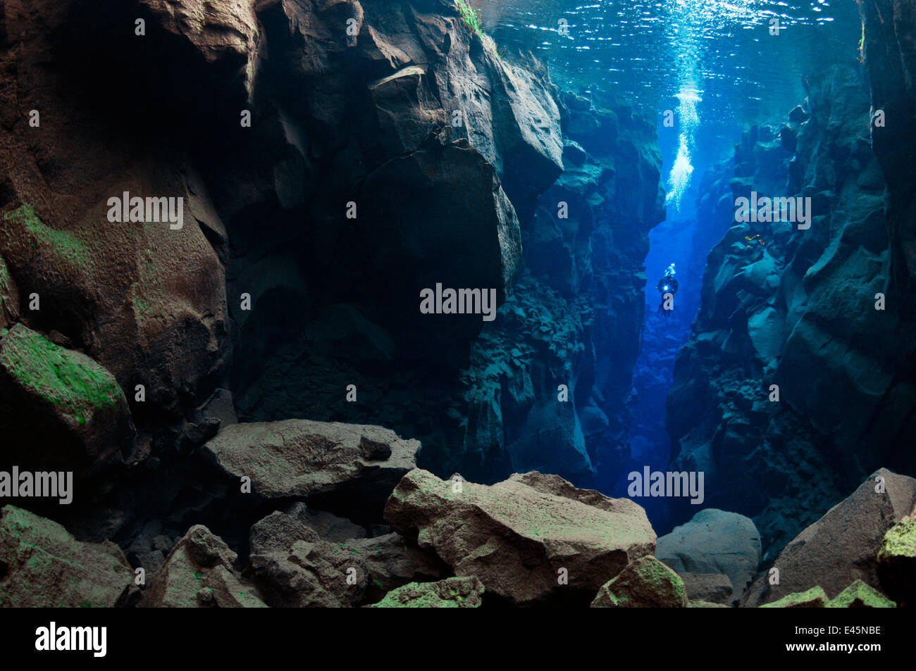 Sommozzatore in condizioni tettoniche confine tra l'euroasiatica e la North American piastre, Silfra, Thingvellir lago, Thingvellir National Park, Islanda, maggio 2009 non deve essere fornita alle riviste italiane o quotidiani fino al 25 ottobre 2010. Foto Stock