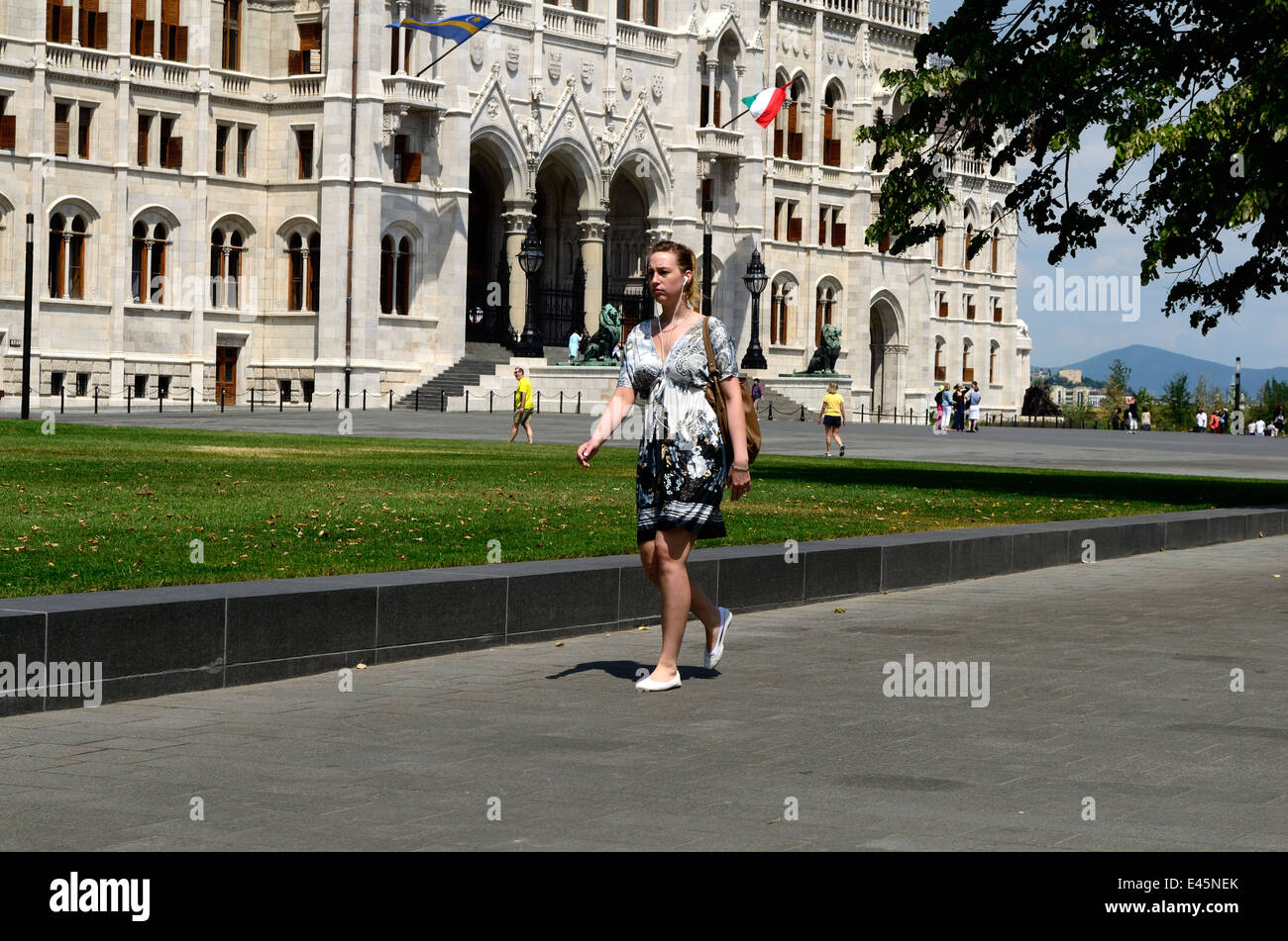 Ungheria Budapest Il Parlamento ungherese e rinnovato Kossuth Lajos Square Foto Stock