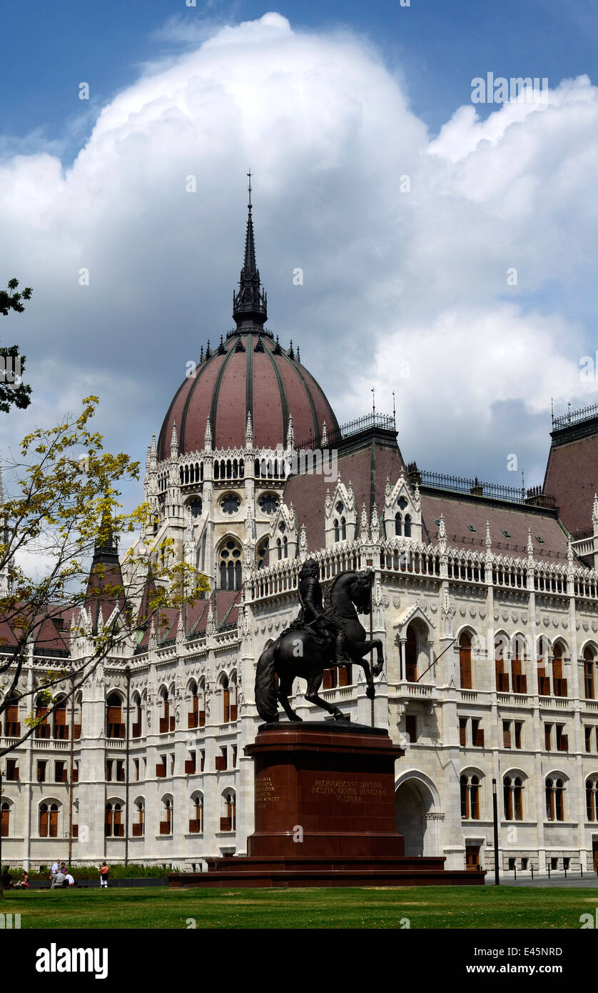 Ungheria Budapest la rinnovata Kossuth Lajos piazza la statua equestre di II Rakoczi Ferenc Foto Stock