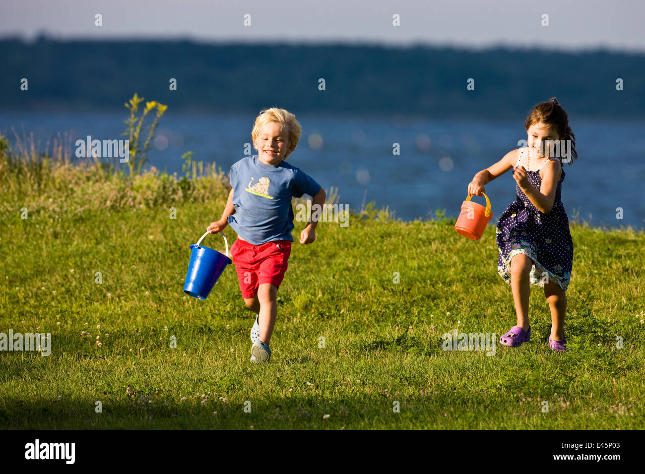 Giovane fratello e sorella in esecuzione in stato Odiorne Park, segala, New Hampshire, STATI UNITI D'AMERICA, Agosto 2008. Modello rilasciato. Foto Stock