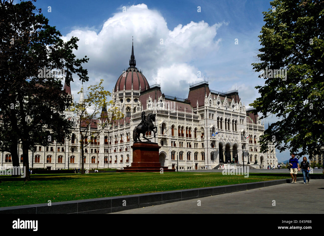 Ungheria Budapest la rinnovata Kossuth Lajos piazza la statua equestre di II Rakoczi Ferenc Foto Stock