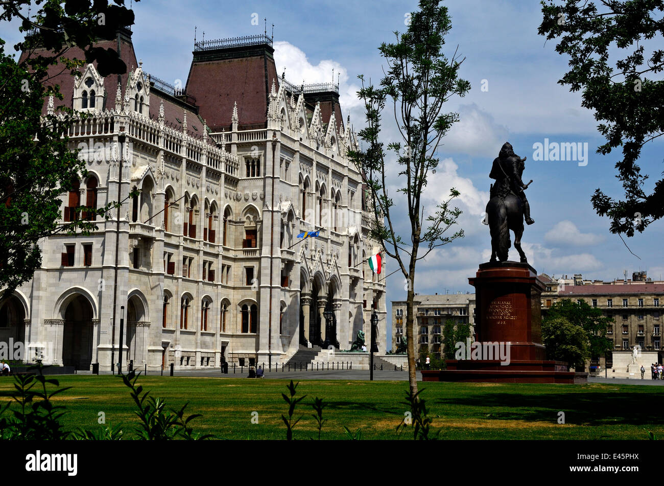 Ungheria Budapest la rinnovata Kossuth Lajos piazza la statua equestre di II Rakoczi Ferenc Foto Stock