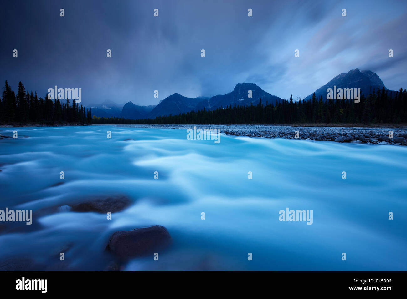 Athabasca River con picco di drago e il Winston Churchill gamma all'alba, il Parco Nazionale di Jasper, Alberta, Canada. Settembre 2009 Foto Stock