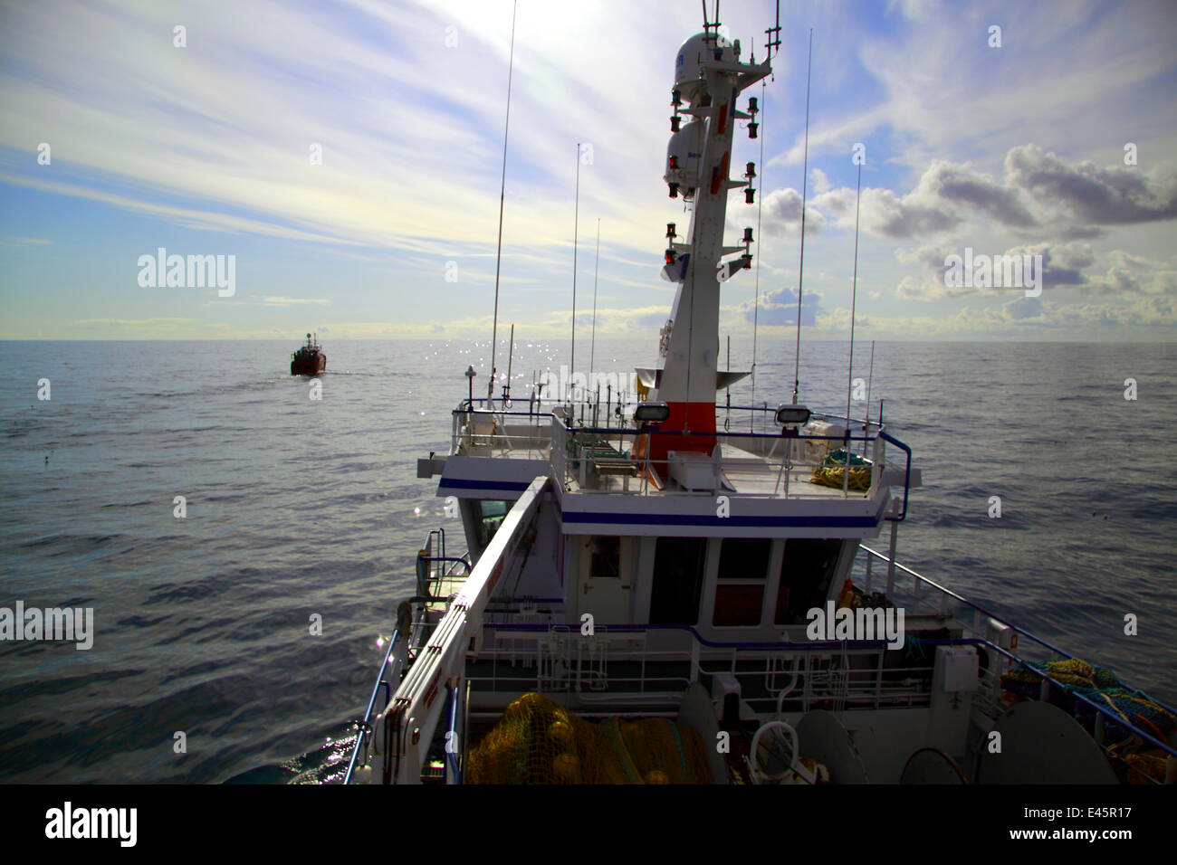 Peschereccio " Vela' visto da bordo di 'Harvester', la pesca a strascico in condizioni di acque calme nel Mare del Nord, maggio 2010. Foto Stock