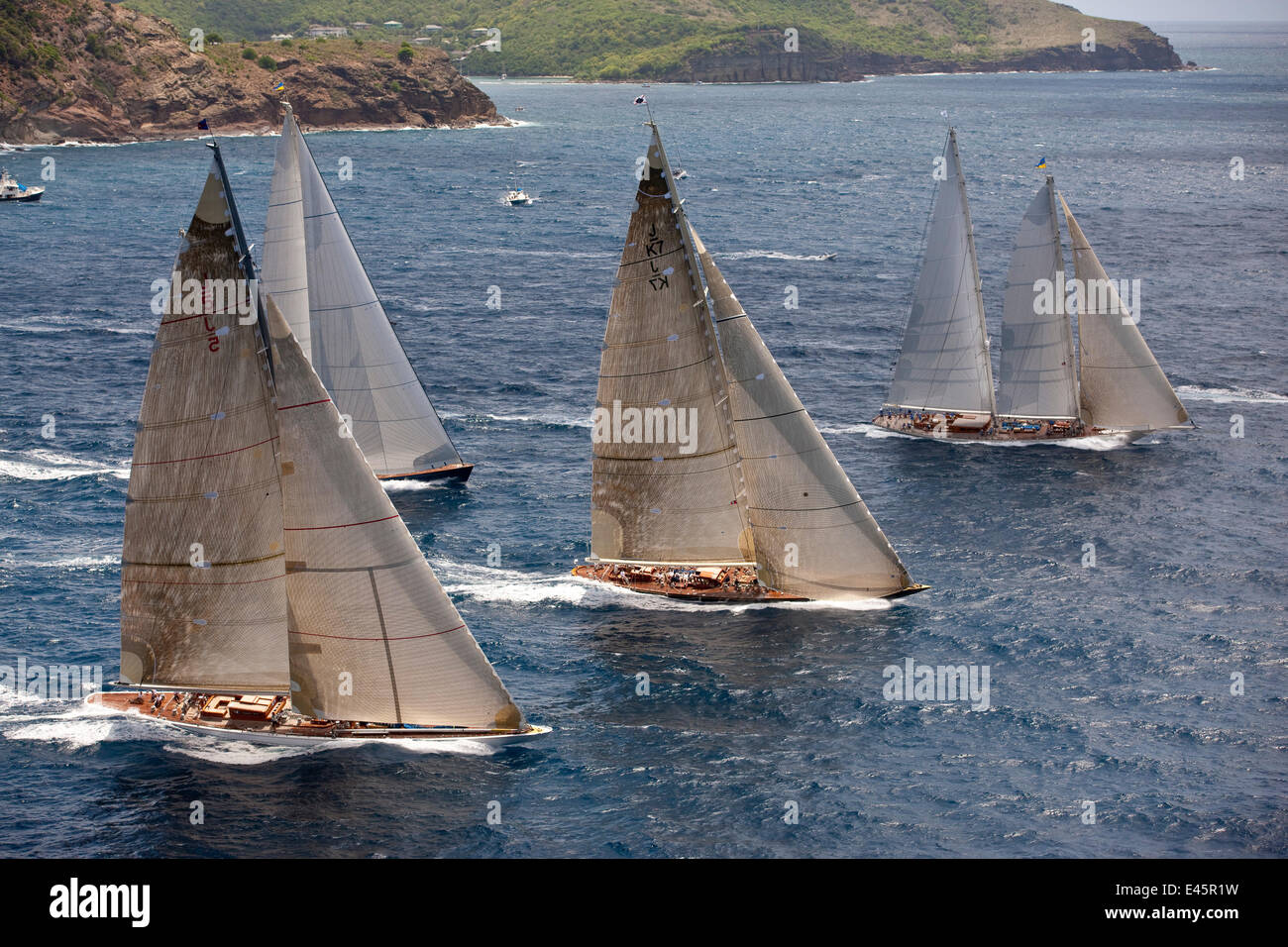 Flotta di yacht racing al Panerai Antigua Classic Yacht Regatta, Caraibi, aprile 2010. Foto Stock