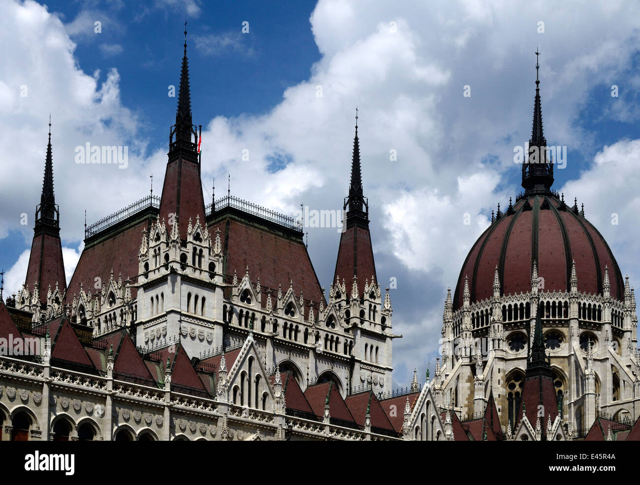 Ungheria Budapest Il Parlamento ungherese e rinnovato Kossuth Lajos Square Foto Stock