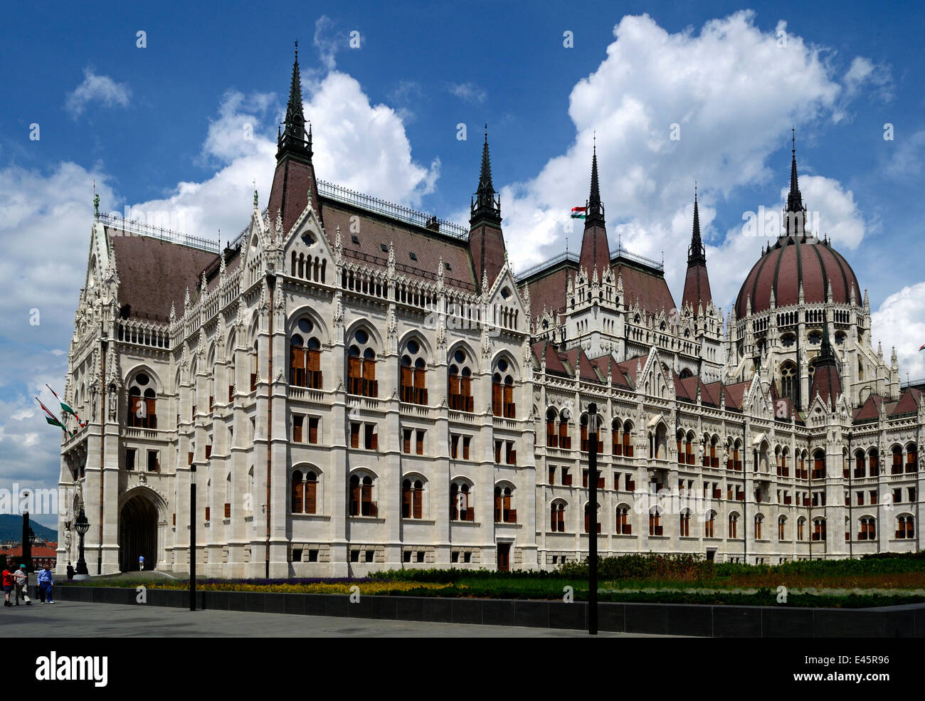 Ungheria Budapest Il Parlamento ungherese e rinnovato Kossuth Lajos Square Foto Stock