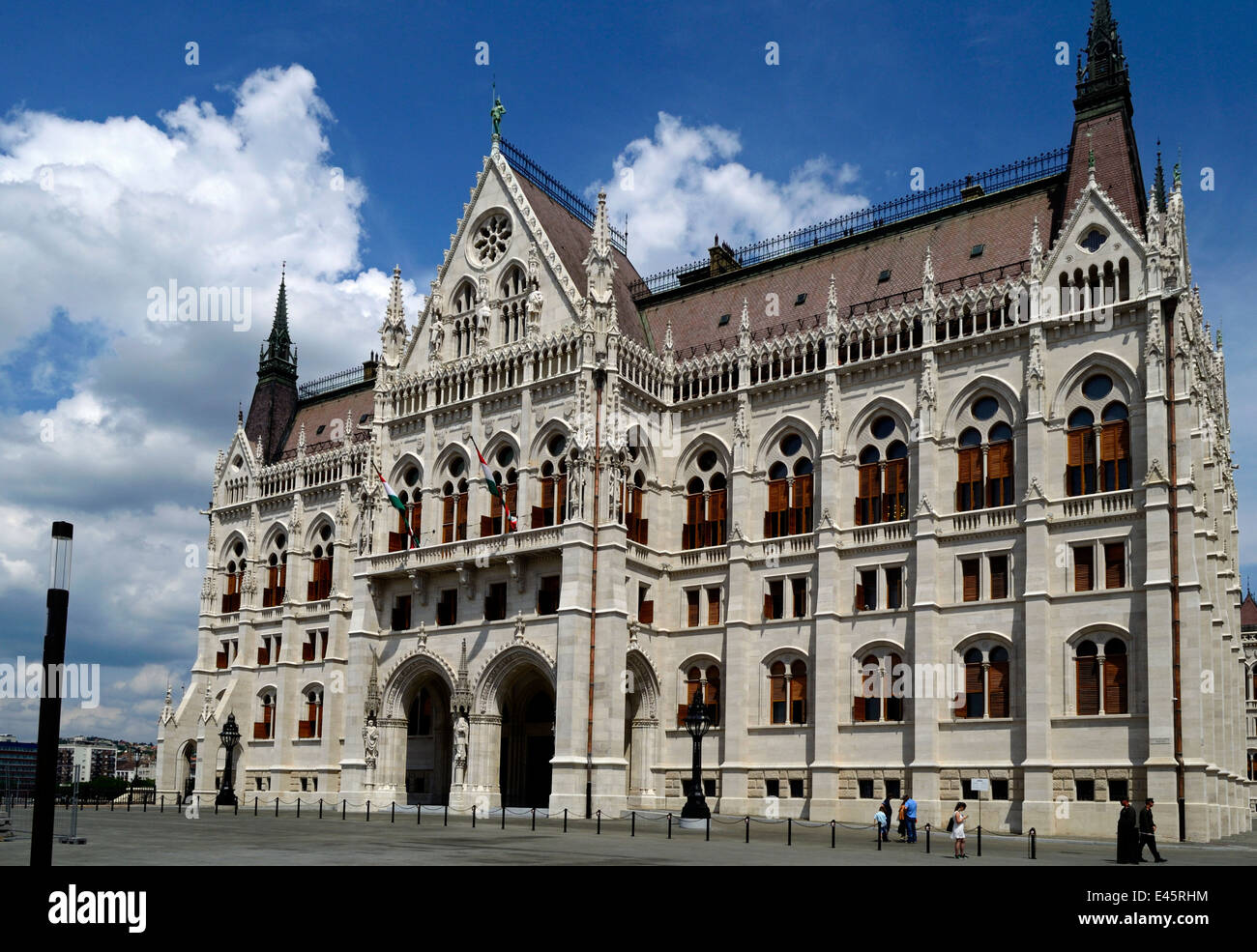 Ungheria Budapest Il Parlamento ungherese e rinnovato Kossuth Lajos Square Foto Stock