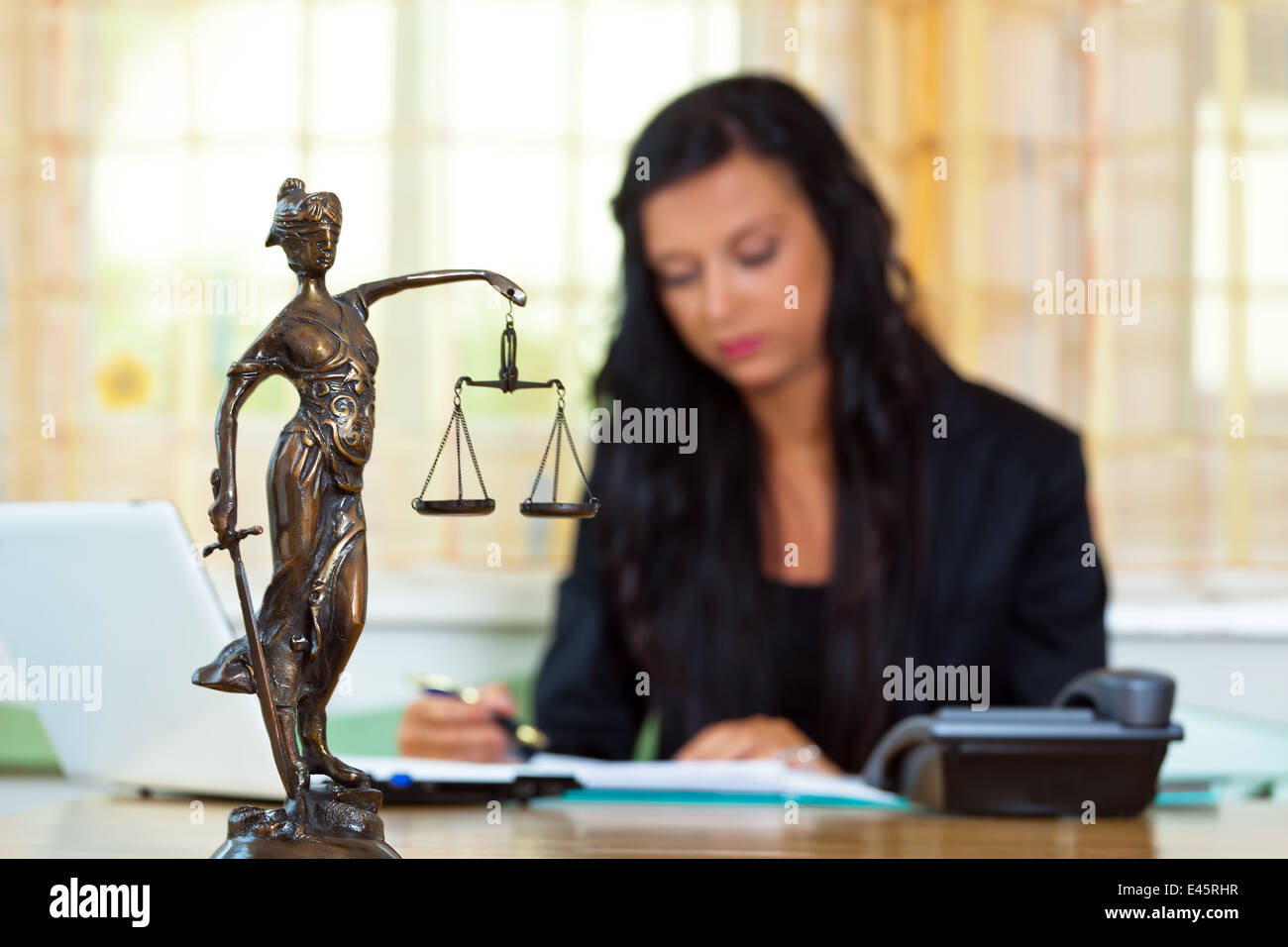 Il successo di un avvocato in ufficio di giustizia la figura in primo piano. Foto Stock