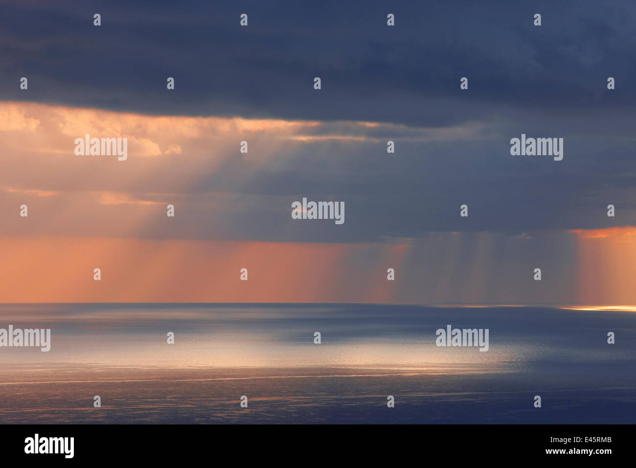 Vista da Margaret Knoll lookout del tramonto del sole e pioggia nuvole sopra l'Oceano Indiano e la costa orientale dell isola di Natale, dicembre 2009. Foto Stock