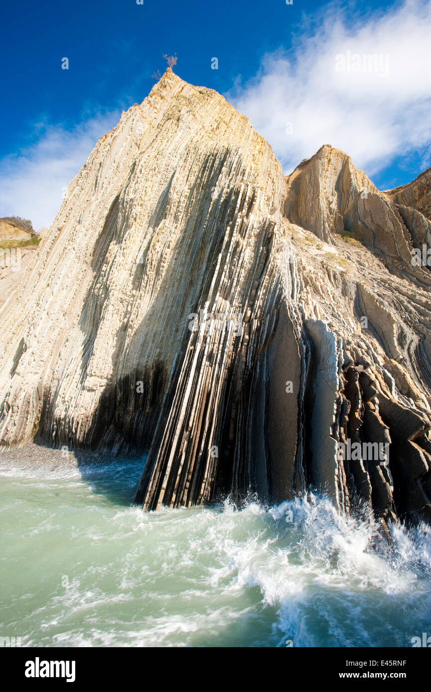 Zumaia spiaggia di roccia verticale striature, costa basca, San Sebastian, Spagna settentrionale, aprile 2010. Foto Stock