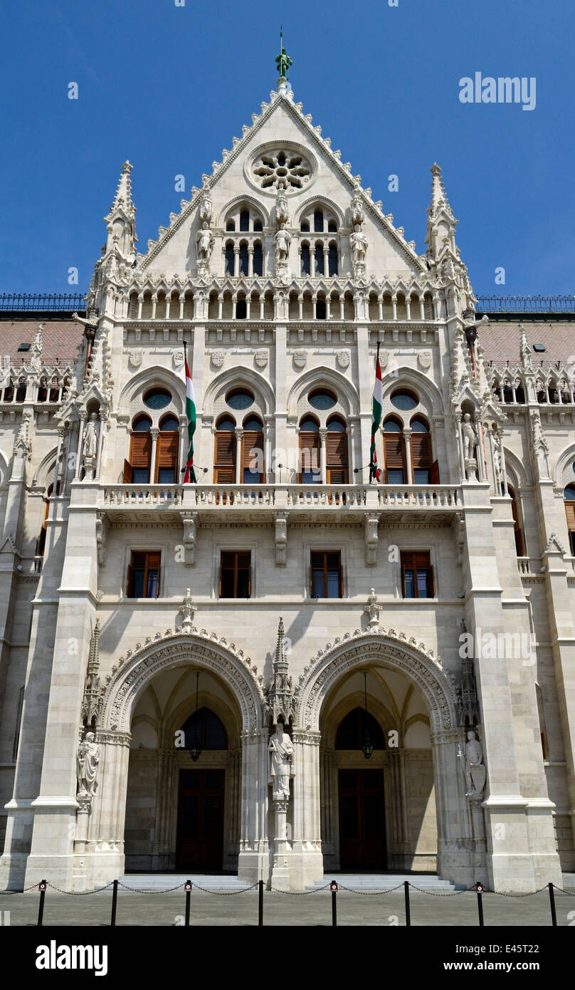 Ungheria Budapest Il Parlamento ungherese e rinnovato Kossuth Lajos Square Foto Stock